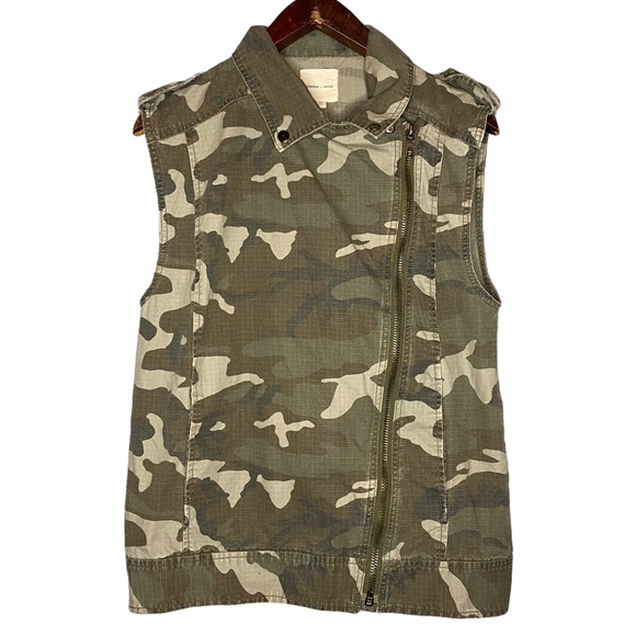 UO Silence + Noise Camo Print Embroidered Vest - Picture 4 of 11
